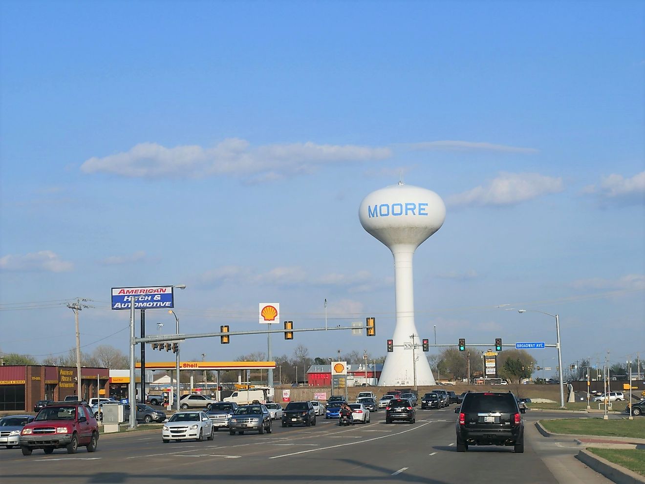 Late afternoon traffic with the giant water tank in Moore, Oklahoma. Editorial credit: RaksyBH / Shutterstock.com