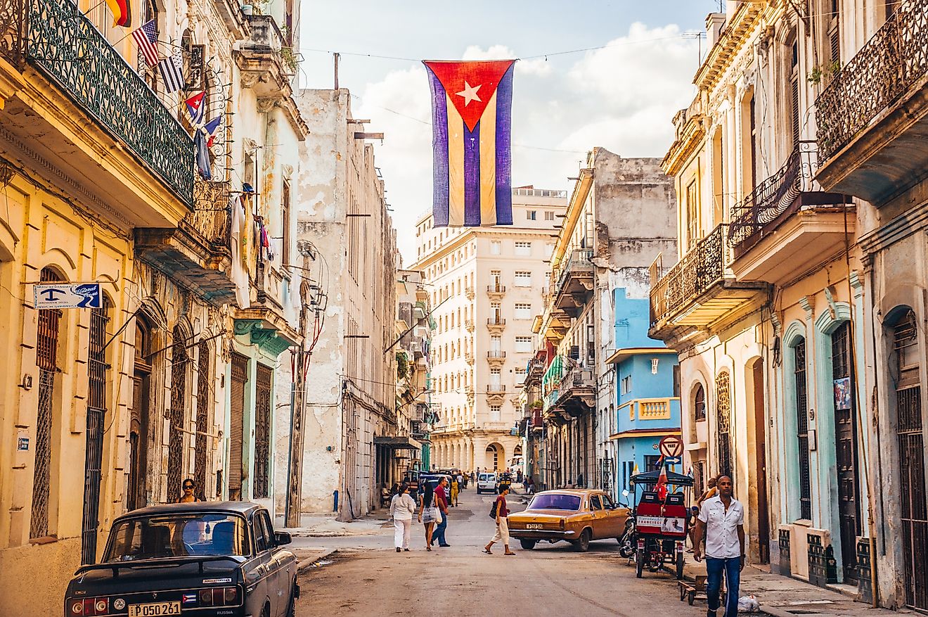 A street scene in Central Havana. Editorial credit: Julian Peters Photography / Shutterstock.com