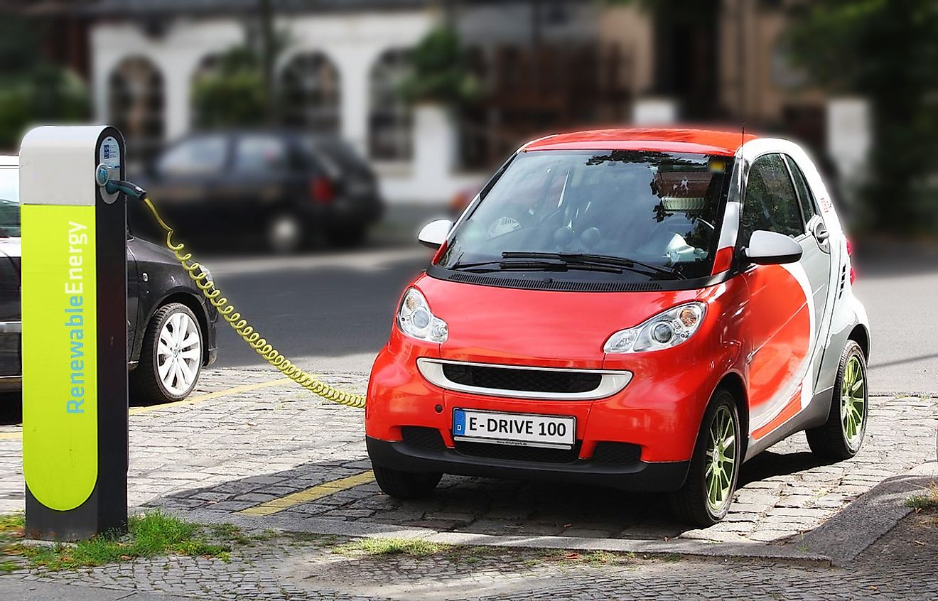 An electric car recharging in Berlin, Germany. Image credit: Michael Movchin/Felix Müller/Wikimedia.com