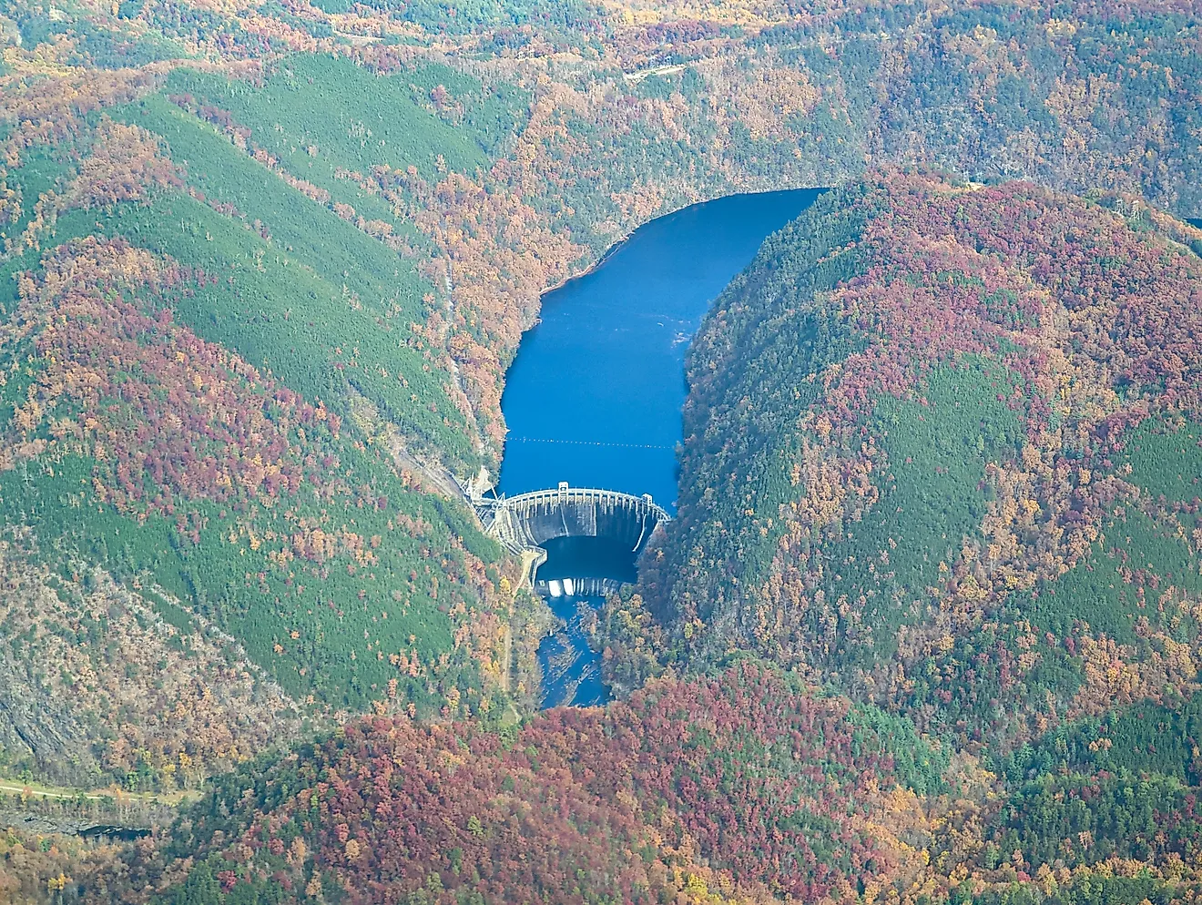A view of Calderwood Dam, looking roughly northbound. By Tedder - Own work, https://creativecommons.org/licenses/by-sa/4.0, https://commons.wikimedia.org/w/index.php?curid=125152218