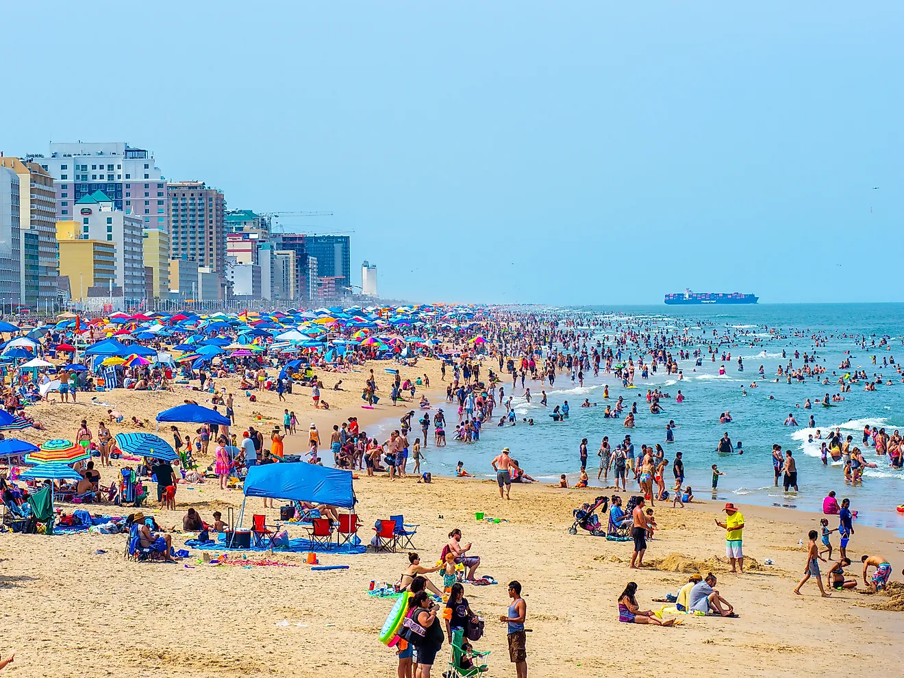 Busy 4th of July day at the Virginia Beach ocean front. Editorial credit: Kyle J Little / Shutterstock.com