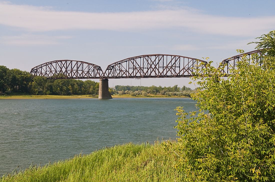 The Missouri River flows through seven US states including North Dakota. 