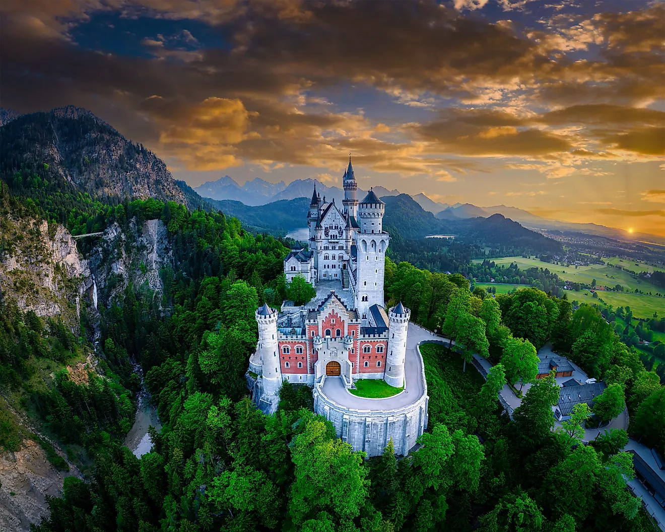 Neuschwanstein Castle in front of the mountain landscape near Füssen in the Allgäu. 