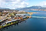 The Columbia River in Hood River, Oregon. Image credit: Hrach Hovhannisyan / Shutterstock.com.