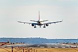 A Delta Air Lines aircraft approaches the runway for landing at Reagan National Airport on a clear day. Image credit: Eli Wilson / Shutterstock.com
