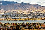 The town of Wenatchee, Washington with towering mountains in the backdrop.