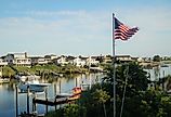 Luxury waterfront vacation homes on the back bay in Avalon, New Jersey. Editorial credit: ThreeRivers11 / Shutterstock.com