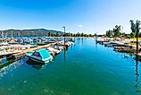 The boat docks, marina and sandy City Beach along Lake Pend Oreille in the small town of Sandpoint, Idaho. Editorial credit: Kirk Fisher / Shutterstock.com