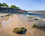A beach photo at the lake Eufaula, Oklahoma. Visitors can rent tritoon boats, pontoons, tubes, houseboats, and ski boats. Credit: M.Curtis/Shutterstock.com