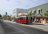 A trolley stops to pick up passengers on Donnelly Street in Mount Dora, Florida. Image credit: Jillian Cain Photography / Shutterstock.com.