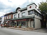 The Iris Art Gallery on Rue Saint-Jean-Baptiste in Baie-Saint-Paul, Quebec. Jeangagnon / Commons.Wikimedia.org