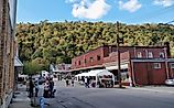Street view in Berkeley Springs, West Virginia, via Matt Levi Media / Shutterstock.com