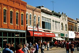 Carthage, Missouri Town Square. Image credit Maureen Didde from Kansas City, MO, USA, CC BY 2.0 <https://creativecommons.org/licenses/by/2.0>, via Wikimedia Commons