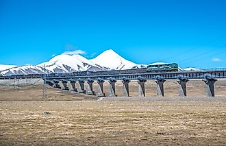 Trains on the Qinghai-Tibet Railway run on the Kunlun Mountains and the Gobi Desert in the Hoh Xil uninhabited area.