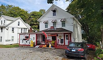 The Hampton General Store in Hampton, Connecticut. Image credit: John Phelan, CC BY 4.0 (John Phelan, CC BY 4.0 <https://creativecommons.org/licenses/by/4.0>, via Wikimedia Commons). 