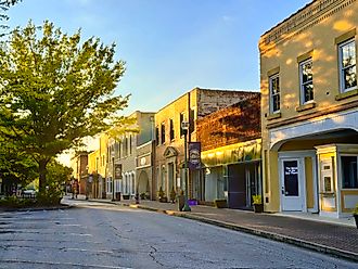 Shops in downtown Toccoa, Georgia, USA. By Harrison Keely, CC BY 4.0, Wikimedia Commons