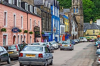 Busy street in Tobermory in Scotland. 