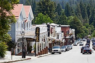 Broad Street in Nevada City. By Frank Schulenburg - Own work, CC BY-SA 4.0, Wikimedia Commons. 