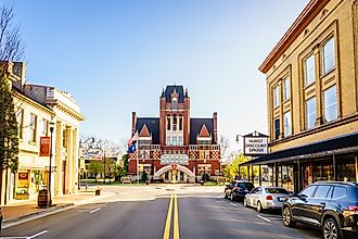 View of the historic Bardstown Courthouse building in Bardstown, Kentucky. Image credit: Alexey Stiop / Shutterstock.com