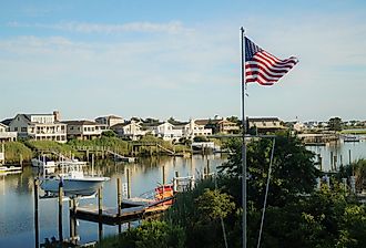 Luxury waterfront vacation homes on the back bay in Avalon, New Jersey. Editorial credit: ThreeRivers11 / Shutterstock.com