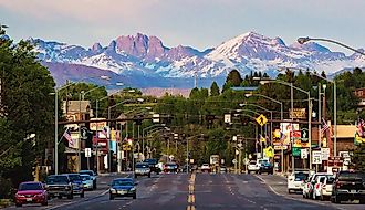 Pine Street in Pinedale, the seat of Sublette County, Wyoming. Image credit: Tarabholmes, CC BY-SA 4.0 (https://creativecommons.org/licenses/by-sa/4.0), via Wikimedia Commons