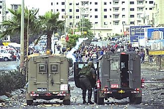 Palestinian protesters confronting Israeli forces. Image by Nadav Ganot (נדב גנות)/IDF Spokesperson's Unit via Wikipedia Commons