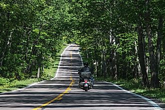 M-41 approaching Copper Harbor (RomanKahler, CC BY-SA 4.0, via Wikimedia Commons: https://commons.wikimedia.org/wiki/File:US_41_Motorcycle.jpg)