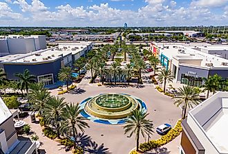 Fountain and traffic circle in Dania Beach, Florida. Editorial credit: Felix Mizioznikov / Shutterstock.com