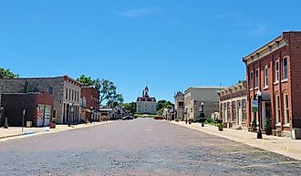 Downtown Cottonwood Falls, Kansas. By RuralResurrection, CC BY 4.0, Wikimedia Commons