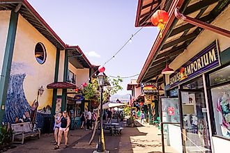 Crowded walkways with shops and restaurants in Hanelai, Hawaii. Image by bluestork via Shutterstock.