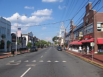 Buildings along Main Street in Newark, Delaware. By PookieFugglestein - Own work, CC0, Wikimedia Commons.