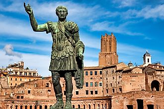 Statue of Emperor Trajan in the Trajan’s Market in via dei fori imperiali, Rome Italy. Via Shutterstock / Only Fabrizio