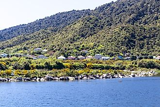 Charming houses sit near the Grey River in Greymouth, New Zealand.