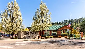 The welcome sign and facade of the Coeur d'Alene Public Library. Editorial credit: Kirk Fisher / Shutterstock.com