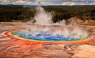 Grand prismatic spring in Yellowstone