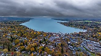 The spectacular Skaneateles Lake bordering the town of Skaneateles, New York.