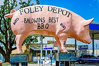 This gas station in Foley, Alabama, is famous for its barbecue. (Editorial credit: Carmen K. Sisson / Shutterstock.com)