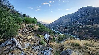 A scenic view of Lake Kaweah and the surrounding golden hills near Three Rivers, California, showcasing the dry lakebed and the winding Kaweah River under the Sierra Nevada foothills. Credit: jrwynam/Shutterstock.com