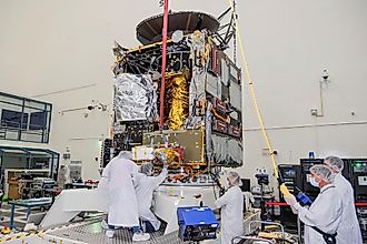 Scientists working on Psyche's thruster integration. By NASA - https://photojournal.jpl.nasa.gov/mission/Psyche, Public Domain