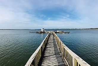 Lake Dora Pier under a blue sky: Mount Dora, Florida