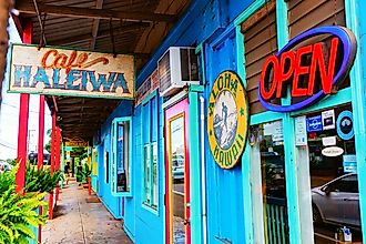 Stores in Haleiwa on the Oahu's North Shore. (Editorial credit: Christian Mueller / Shutterstock.com)