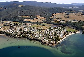 Snug, Tasmania from the air. By Daryl Jones (Photographer) - NS6332/1/62 – Snug. Libraries Tasmania. Retrieved on 7 June 2025., Public Domain, Wikimedia Commons.