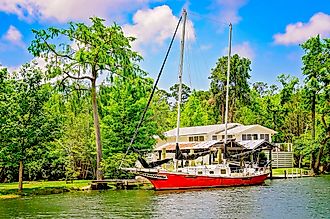 A boat is docked on the Magnolia River near Magnolia Landing in Magnolia Springs, Alabama. Image credit: Carmen K. Sisson / Shutterstock.com.