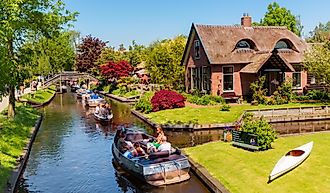 Boats filled with people along the canals in Giethoorn, Netherlands. Editorial credit: rob3rt82 / Shutterstock.com