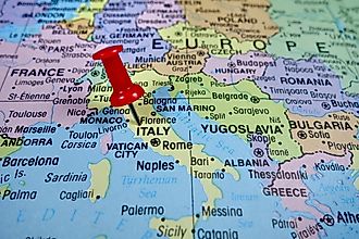 A map showing Italy and its neighbors. 