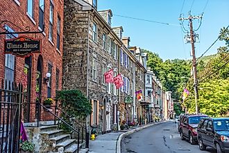 JIM THORPE, PENNSYLVANIA, - SEPTEMBER 28: Historic row homes with shops on Race St. on September 28 2016 in Jim Thorpe Pennsylvania. Editorial credit: Andrew F. Kazmierski / Shutterstock.com