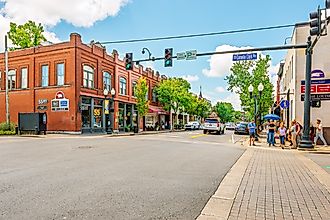  A street corner full of shops and cafes in the historic downtown Main Street district of Franklin, Tennessee. Editorial credit: Kirk Fisher / Shutterstock.com