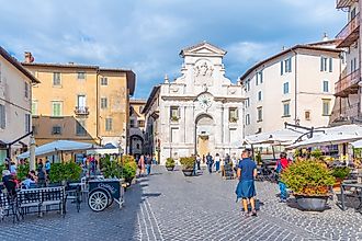 Piazza del Mercato in the center of Spoleto. Editorial credit: trabantos / Shutterstock.com