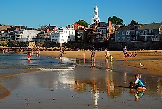 Families enjoy a summers day on Front Beach, just steps from downtown Rockport, Massachusetts. Editorial credit: James Kirkikis / Shutterstock.com