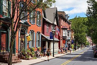 Pockets of pedestrians walking in Jim Thorpe, PA. Image credit: EQRoy via Shutterstock. 